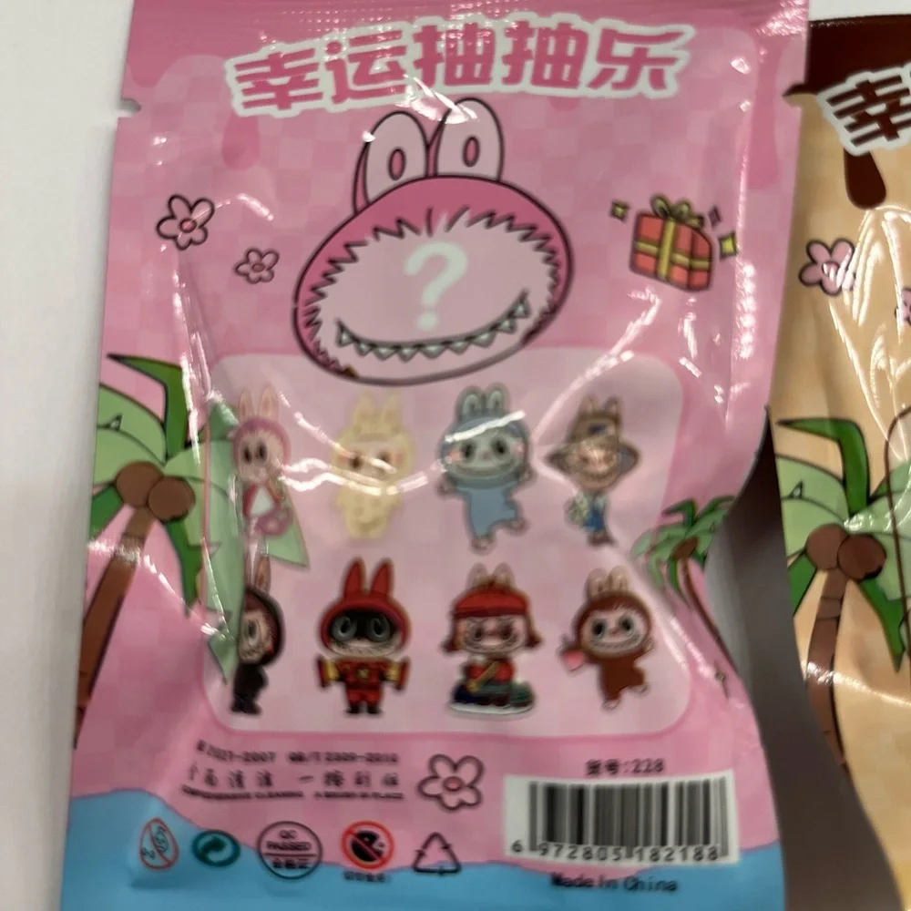 Labubu Blind Bag of Labubu figurine erasers - Picture 5 of 7